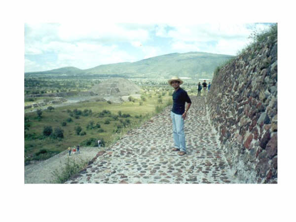 En un ala de la piramide del sol