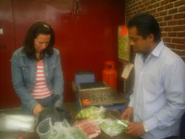 Carito y yo haciendo la comidita! :)